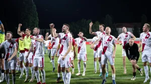 Slavlje fudbalera HŠK Zrinjski nakon pobjede protiv BotevaAntonio IvančićAntonio PrskaloKerim MemijaMario ĆužeFrano MlinarHrvoje BarišićMario TičinovićToni ŠunjićTomislav Kiš