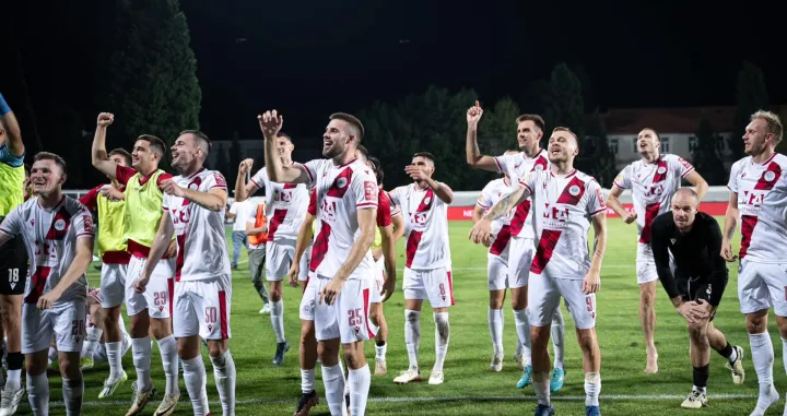 Slavlje fudbalera HŠK Zrinjski nakon pobjede protiv BotevaAntonio IvančićAntonio PrskaloKerim MemijaMario ĆužeFrano MlinarHrvoje BarišićMario TičinovićToni ŠunjićTomislav Kiš