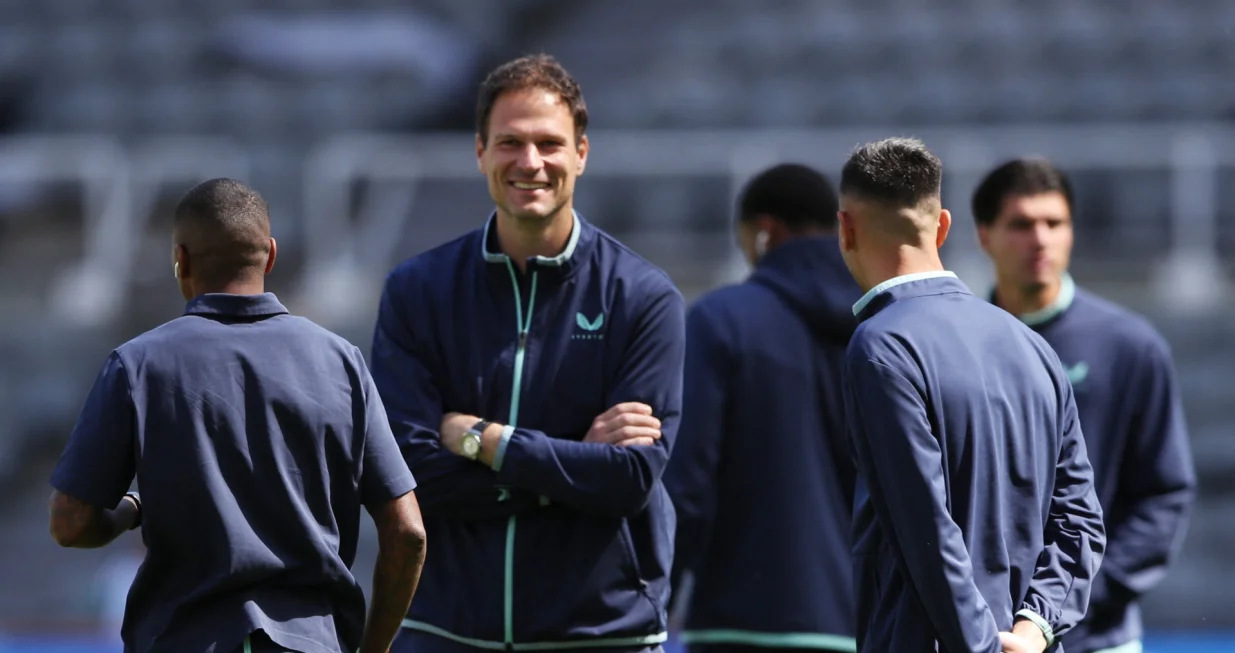 Soccer Football - Premier League - Newcastle United v Everton - St James' Park, Newcastle, Britain - May 25, 2025 Everton's Asmir Begovic with teammates at the stadium before the match REUTERS/Scott Heppell EDITORIAL USE ONLY. NO USE WITH UNAUTHORIZED AUDIO, VIDEO, DATA, FIXTURE LISTS, CLUB/LEAGUE LOGOS OR 'LIVE' SERVICES. ONLINE IN-MATCH USE LIMITED TO 120 IMAGES, NO VIDEO EMULATION. NO USE IN BETTING, GAMES OR SINGLE CLUB/LEAGUE/PLAYER PUBLICATIONS. PLEASE CONTACT YOUR ACCOUNT REPRESENTATIVE FOR FURTHER DETAILS..