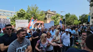 Članovi SDS-a i građani RS-a okupljeni ispred Okružnog suda u Banjoj Luci/Goran Dakić