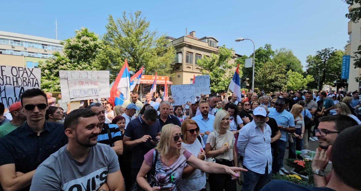 Članovi SDS-a i građani RS-a okupljeni ispred Okružnog suda u Banjoj Luci/Goran Dakić