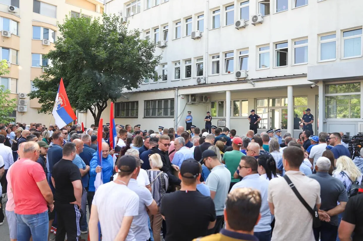 Članovi SDS-a i građani RS-a okupljeni ispred Okružnog suda u Banjoj Luci/Draško Stanivuković