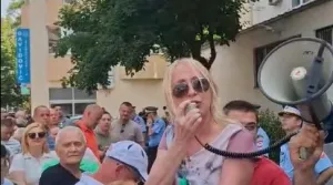 Aleksandra Pandurević, članica Predsjedništva SDS-a, obraćanje okupljenim građanima/Prtsc