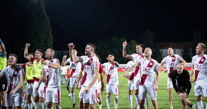 Slavlje fudbalera HŠK Zrinjski nakon pobjede protiv BotevaAntonio IvančićAntonio PrskaloKerim MemijaMario ĆužeFrano MlinarHrvoje BarišićMario TičinovićToni ŠunjićTomislav Kiš