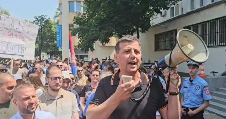 Nebojša Vukanović na skupu podrške Milanu Miličeviću ispred Okružnog suda u Banjoj Luci/Screenshot