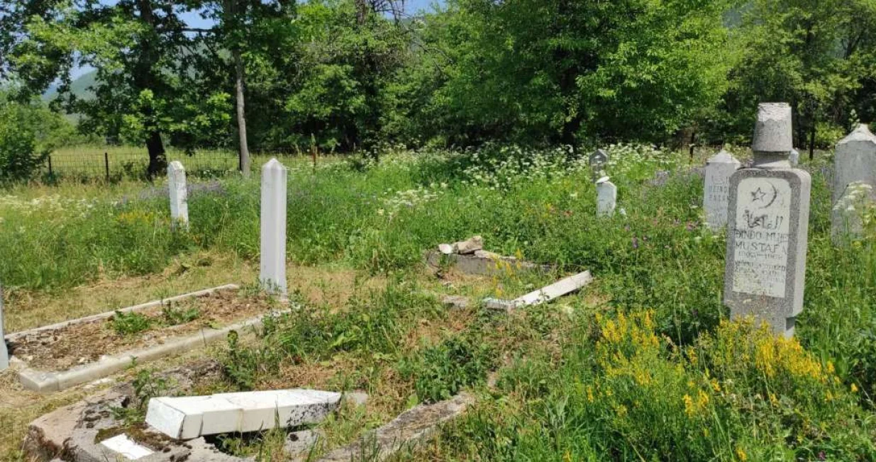 Skrnavljenje mezara u Medžlisu Kaljina. Sokolac/