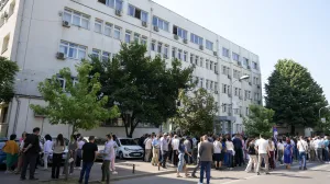 11.06.2025., Banja Luka, Bosna i Hercegovina - Grupa gradjana okupila se zajedno sa oporbenim politicarima u znak podrske predsjedniku Srpske demokratske stranke (SDS) Milanu Milicevicu koji je jutros rano sproveden u ovaj sud. Photo: Dejan Rakita/PIXSELL/Dejan Rakita/pixsell