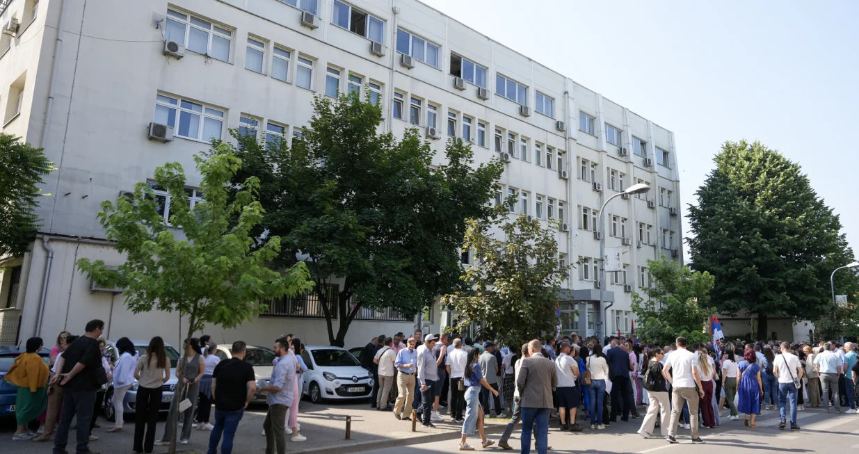 11.06.2025., Banja Luka, Bosna i Hercegovina - Grupa gradjana okupila se zajedno sa oporbenim politicarima u znak podrske predsjedniku Srpske demokratske stranke (SDS) Milanu Milicevicu koji je jutros rano sproveden u ovaj sud. Photo: Dejan Rakita/PIXSELL/Dejan Rakita/pixsell