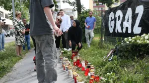 GRAZ (AA) - U srijedu je ЕЎirom Austrije odrЕѕana nacionalna minuta ЕЎutnje, taДЌno u vrijeme smrtonosnog napada u srednjoj ЕЎkoli u gradu Grazu.U pucnjavi u ЕЎkoli u austrijskom gradu Grazu u utorak je poginulo 11 osoba, ukljuДЌujuД‡i sedam uДЌenika, jednog nastavnika i osumnjiДЌenog napadaДЌa, prema podacima lokalne policije.Pucnjava se dogodila u ЕЎkoli u ulici Dreierschutzengasse oko 10 sati po lokalnom vremenu, ЕЎto je izazvalo brzu evakuaciju. UДЌenici su prevezeni u obliЕѕnju Helmut-List-Halle, gdje su im pomoД‡ pruЕѕili psiholozi hitne pomoД‡i i osoblje Crvenog kriЕѕa. (AЕџkД±n KД±yaДџan - Anadolu Agency)/