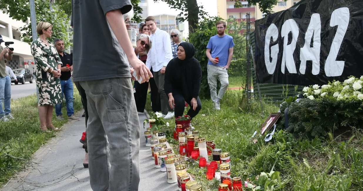 GRAZ (AA) - U srijedu je ЕЎirom Austrije odrЕѕana nacionalna minuta ЕЎutnje, taДЌno u vrijeme smrtonosnog napada u srednjoj ЕЎkoli u gradu Grazu.U pucnjavi u ЕЎkoli u austrijskom gradu Grazu u utorak je poginulo 11 osoba, ukljuДЌujuД‡i sedam uДЌenika, jednog nastavnika i osumnjiДЌenog napadaДЌa, prema podacima lokalne policije.Pucnjava se dogodila u ЕЎkoli u ulici Dreierschutzengasse oko 10 sati po lokalnom vremenu, ЕЎto je izazvalo brzu evakuaciju. UДЌenici su prevezeni u obliЕѕnju Helmut-List-Halle, gdje su im pomoД‡ pruЕѕili psiholozi hitne pomoД‡i i osoblje Crvenog kriЕѕa. (AЕџkД±n KД±yaДџan - Anadolu Agency)/