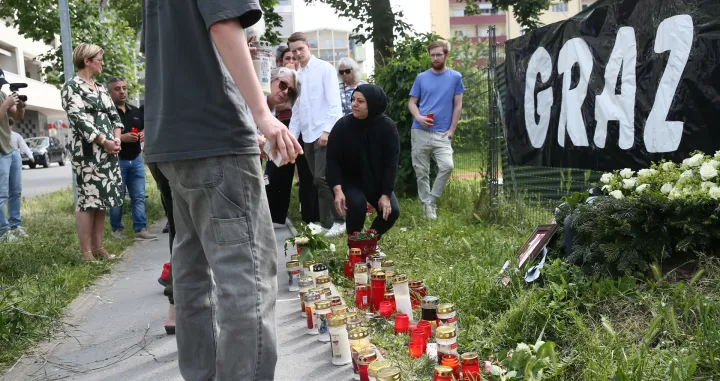 GRAZ (AA) - U srijedu je ЕЎirom Austrije odrЕѕana nacionalna minuta ЕЎutnje, taДЌno u vrijeme smrtonosnog napada u srednjoj ЕЎkoli u gradu Grazu.U pucnjavi u ЕЎkoli u austrijskom gradu Grazu u utorak je poginulo 11 osoba, ukljuДЌujuД‡i sedam uДЌenika, jednog nastavnika i osumnjiДЌenog napadaДЌa, prema podacima lokalne policije.Pucnjava se dogodila u ЕЎkoli u ulici Dreierschutzengasse oko 10 sati po lokalnom vremenu, ЕЎto je izazvalo brzu evakuaciju. UДЌenici su prevezeni u obliЕѕnju Helmut-List-Halle, gdje su im pomoД‡ pruЕѕili psiholozi hitne pomoД‡i i osoblje Crvenog kriЕѕa. (AЕџkД±n KД±yaДџan - Anadolu Agency)/