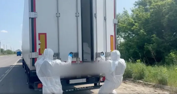 BRYANSK, RUSIJA - 8. JUNI: Snimak sa videa prikazuje ukrajinsku stranu kako nije uspjela stiД‡i na dogovorenu razmjenu zarobljenika i repatrijaciju tijela vojnika u Brjansku, Rusija, 8. juna 2025. godine, koja je neoДЌekivano odgoД'ena na neodreД'eno vrijeme. Ruski pregovaraДЌ Medinski izjavio je da su s Ukrajinom postignuti sporazumi o isporuci 6.000 smrznutih tijela vojnika i razmjeni teЕЎko ranjenih, bolesnih i ratnih zarobljenika mlaД'ih od 25 godina. Portparol ruskog pregovaraДЌkog tima, general-pukovnik Aleksandar Zorin, izjavio je u subotu, 7. juna, da, iako je prvi konvoj sa 1.212 tijela stigao na mjesto razmjene, Ukrajina nije potvrdila vremenski okvir za daljnje transfere ili razmjenu ratnih zarobljenika. Ukrajinski zvaniДЌnici su, meД'utim, negirali te tvrdnje, rekavЕЎi da Rusija nije poЕЎtovala dogovorene procedure i da stvara "vjeЕЎtaДЌke prepreke" dostavljanjem nepotpunih ili netaДЌnih spiskova ratnih zarobljenika. Ukrajinski Koordinacioni ЕЎtab za ratne zarobljenike tvrdio je da se izjave Moskve "ne podudaraju s ДЌinjenicama", ДЌekajuД‡i odgovor na ispravke dostavljene ruskim spiskovima. (Russian Ministry of Defense - Anadolu Agency)/