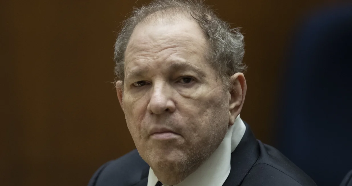 epa10223186 Former film producer Harvey Weinstein appears in court at the Clara Shortridge Foltz Criminal Justice Center in Los Angeles, California, USA, 04 October 2022. Weinstein was extradited from New York to Los Angeles to face sex-related charges. EPA/ETIENNE LAURENT/Etienne Laurent