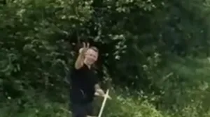 Nenad Nešić kosi travu nakon izlaska na slobodu/Prtsc