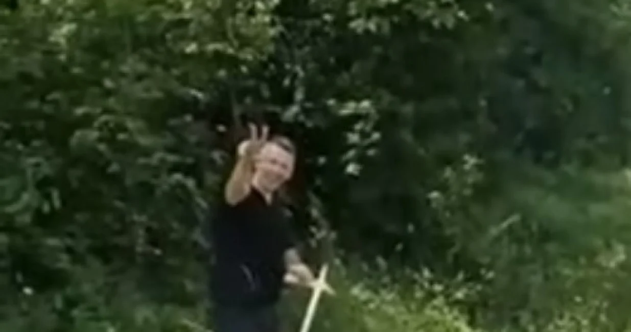 Nenad Nešić kosi travu nakon izlaska na slobodu/Prtsc