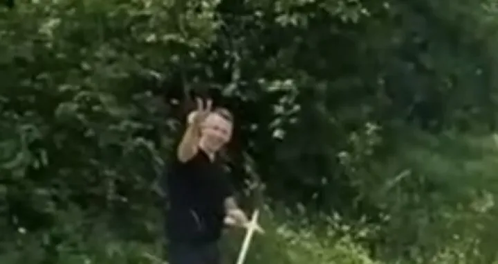 Nenad Nešić kosi travu nakon izlaska na slobodu/Prtsc