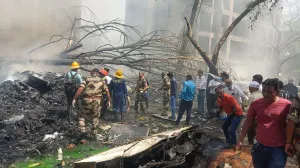 ISTANBUL (AA) - Vjeruje se da su poginuli svi putnici - njih 242 u avionu Air India, koji je u ДЌetvrtak pao u zapadnoj Indiji, a koji je letio za Veliku Britaniju, objavio je News18.Najmanje petero studenata je takoД'er poginulo, a nekoliko ih je povrijeД'eno kada je avion Air Indie pri padu udario u studentski dom medicinskog fakulteta u zapadnoj drЕѕavi Gujarat.Policija Ahmedabada potvrdila je da je 25 ljudi povrijeД'eno na zemlji. (Central Industrial Security Force - Anadolu Agency)/