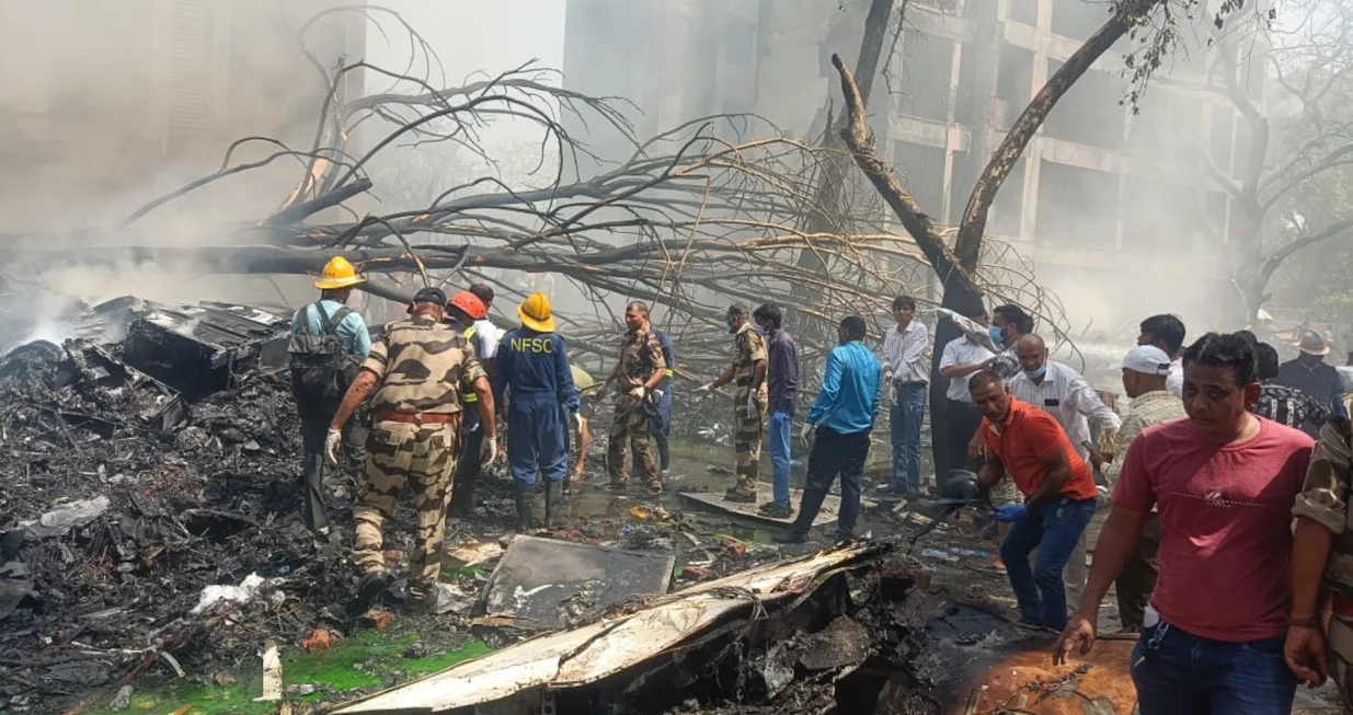 ISTANBUL (AA) - Vjeruje se da su poginuli svi putnici - njih 242 u avionu Air India, koji je u ДЌetvrtak pao u zapadnoj Indiji, a koji je letio za Veliku Britaniju, objavio je News18.Najmanje petero studenata je takoД'er poginulo, a nekoliko ih je povrijeД'eno kada je avion Air Indie pri padu udario u studentski dom medicinskog fakulteta u zapadnoj drЕѕavi Gujarat.Policija Ahmedabada potvrdila je da je 25 ljudi povrijeД'eno na zemlji. (Central Industrial Security Force - Anadolu Agency)/