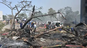 GUJARAT (AA) - Vjeruje se da su poginuli svi putnici - njih 242 u avionu Air India, koji je u ДЌetvrtak pao u zapadnoj Indiji, a koji je letio za Veliku Britaniju, objavio je News18.Najmanje petero studenata je takoД'er poginulo, a nekoliko ih je povrijeД'eno kada je avion Air Indie pri padu udario u studentski dom medicinskog fakulteta u zapadnoj drЕѕavi Gujarat.Policija Ahmedabada potvrdila je da je 25 ljudi povrijeД'eno na zemlji. (Stringer - Anadolu Agency)/