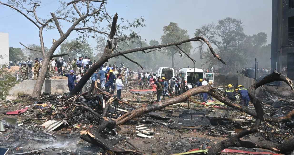 GUJARAT (AA) - Vjeruje se da su poginuli svi putnici - njih 242 u avionu Air India, koji je u ДЌetvrtak pao u zapadnoj Indiji, a koji je letio za Veliku Britaniju, objavio je News18.Najmanje petero studenata je takoД'er poginulo, a nekoliko ih je povrijeД'eno kada je avion Air Indie pri padu udario u studentski dom medicinskog fakulteta u zapadnoj drЕѕavi Gujarat.Policija Ahmedabada potvrdila je da je 25 ljudi povrijeД'eno na zemlji. (Stringer - Anadolu Agency)/