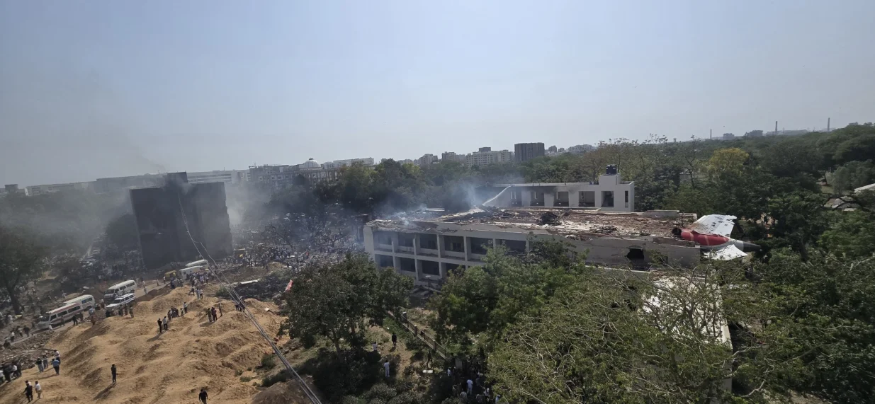 GUJARAT (AA) - Vjeruje se da su poginuli svi putnici - njih 242 u avionu Air India, koji je u ДЌetvrtak pao u zapadnoj Indiji, a koji je letio za Veliku Britaniju, objavio je News18.Najmanje petero studenata je takoД'er poginulo, a nekoliko ih je povrijeД'eno kada je avion Air Indie pri padu udario u studentski dom medicinskog fakulteta u zapadnoj drЕѕavi Gujarat.Policija Ahmedabada potvrdila je da je 25 ljudi povrijeД'eno na zemlji. (Stringer - Anadolu Agency)/