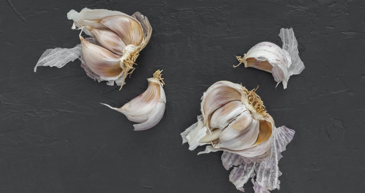 Bijeli luk čuva zdravlje, ali i njegove ljuske/Free Pik