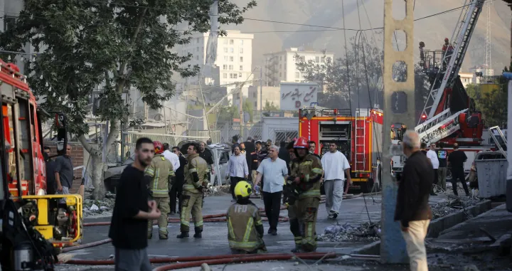 TEHERAN, IRAN - 13. JUNI: Oštećena zgrada u iranskoj prijestolnici Teheranu nakon izraelskog napada, 13. juna 2025. Vatrogasne ekipe su poslane u područje. Izraelski ministar odbrane Israel Katz objavio je da je Izrael izveo napade na Iran. (Fatemeh Bahrami - Anadolu Agency)/