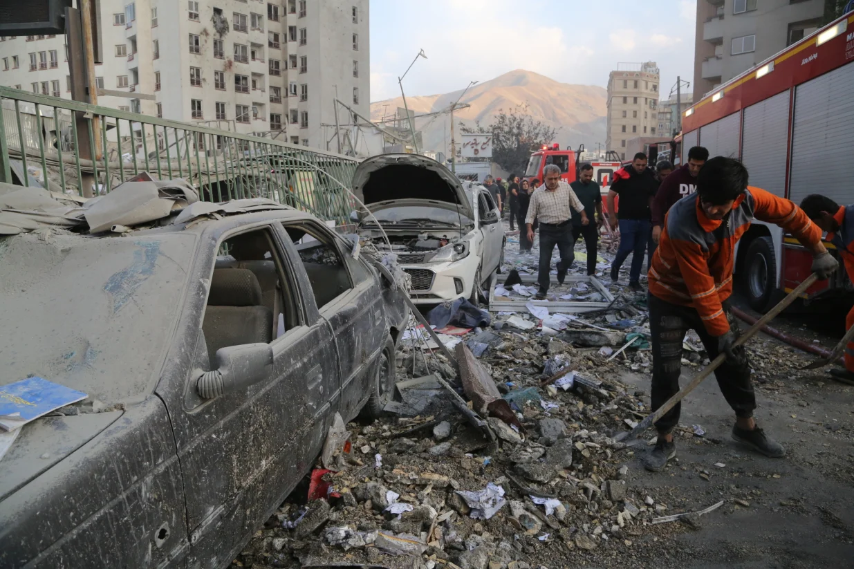 TEHERAN, IRAN - 13. JUNI: Oštećena zgrada u iranskoj prijestolnici Teheranu nakon izraelskog napada, 13. juna 2025. Vatrogasne ekipe su poslane u područje. Izraelski ministar odbrane Israel Katz objavio je da je Izrael izveo napade na Iran. (Fatemeh Bahrami - Anadolu Agency)/