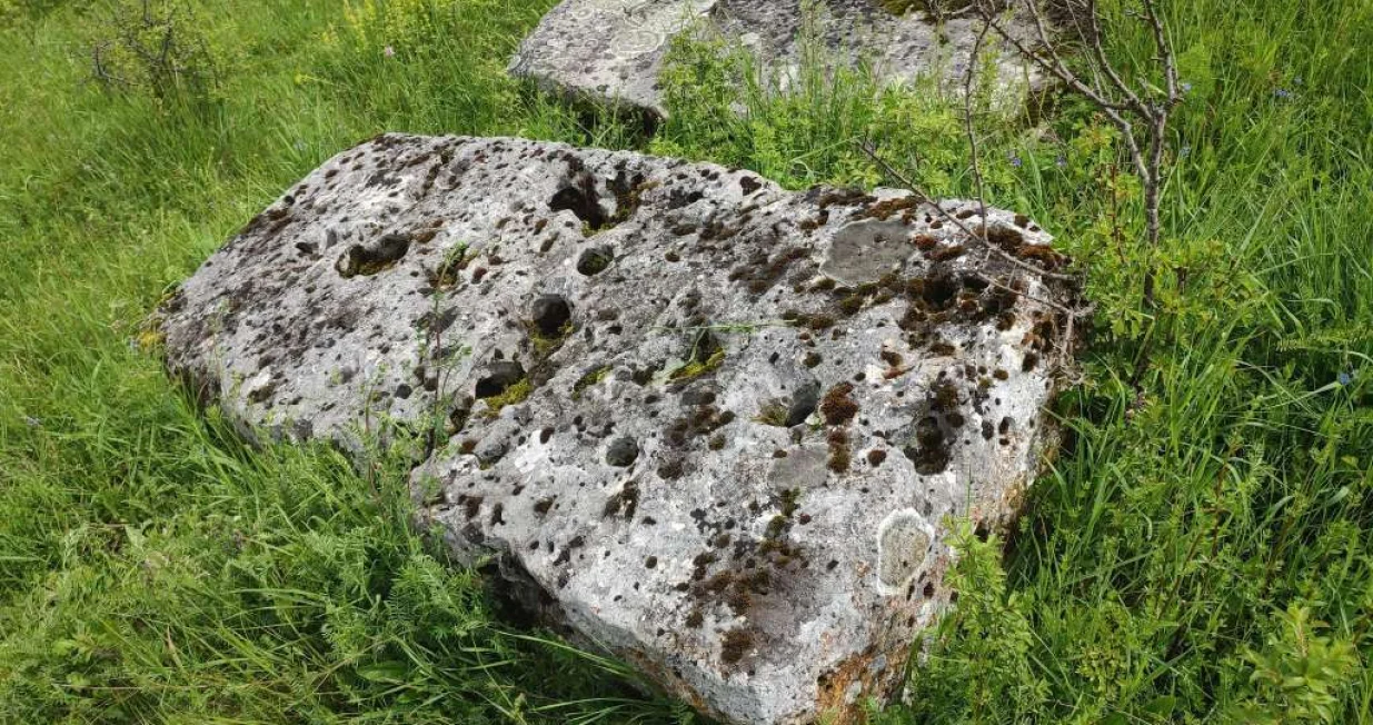 Nekropola stećaka Hanića Han kod Sokoca/Fena