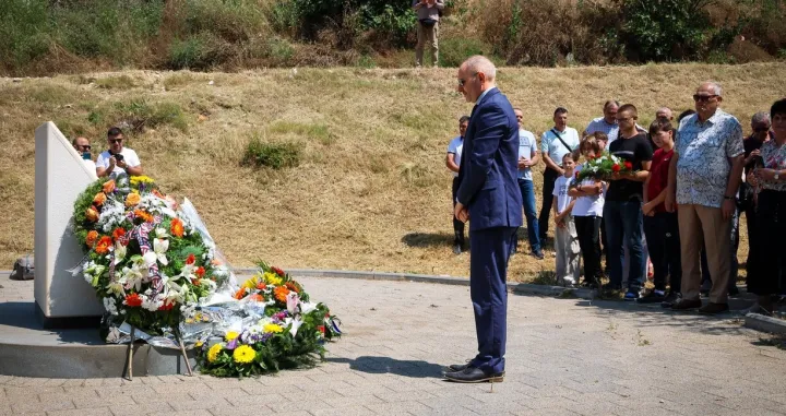 Predstavnici Ambasade SAD položili su vijenac u Mostaru u čast nevinih civila ubijenih na Uborku i Sutini/X