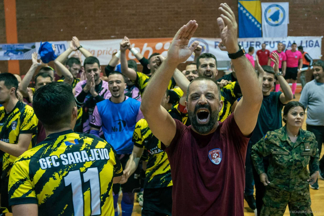 Slavlje Muftića i njegove ekipe nakon prošlogodišnjeg plasmana u finale Premijer futsal lige (FOTO: Muhamed Muftić/Facebook)