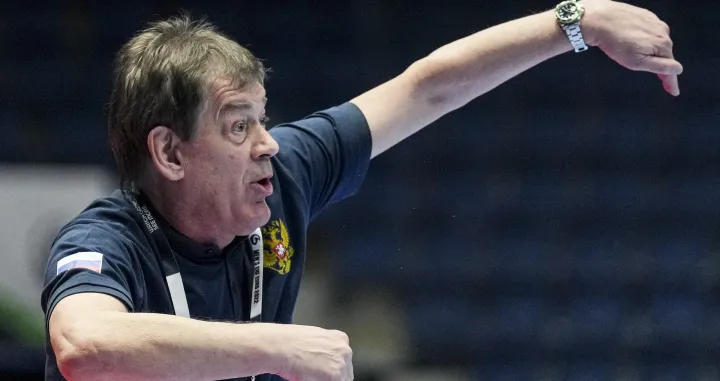 epa09700045 Velimir Petkovic of Russia gestures during the Men's European Handball Championship main round match between Russia and Spain in Bratislava, Slovakia, 21 January 2022. EPA/MARTIN DIVISEK/Martin Divisek