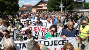 Prijedor, BiH - 31. maj 2025: Polaganjem ruža sa imenima ubijene djece u Prijedoru, na glavnom trgu, nakon organizovane mirne šetnje glavnom ulicom u pješačkoj zoni i okupljanja u Ulici Ahmeta Babića, na mjestu gdje bi trebalo da bude podignut spomenik za ubijenu prijedorsku djecu, danas je obilježen Dan bijelih traka. (Miodrag Lakić - Anadolu Agency)/