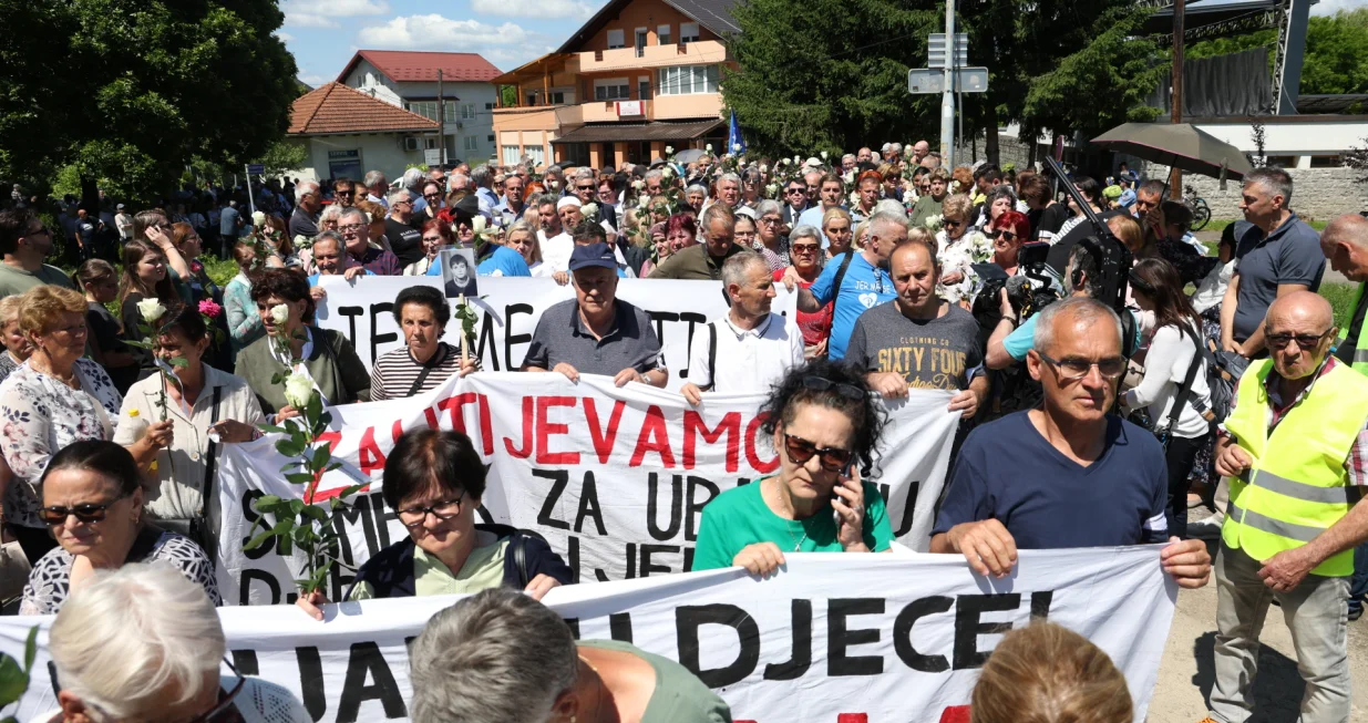 Prijedor, BiH - 31. maj 2025: Polaganjem ruža sa imenima ubijene djece u Prijedoru, na glavnom trgu, nakon organizovane mirne šetnje glavnom ulicom u pješačkoj zoni i okupljanja u Ulici Ahmeta Babića, na mjestu gdje bi trebalo da bude podignut spomenik za ubijenu prijedorsku djecu, danas je obilježen Dan bijelih traka. (Miodrag Lakić - Anadolu Agency)/