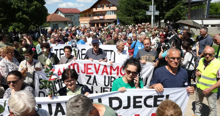 Prijedor, BiH - 31. maj 2025: Polaganjem ruža sa imenima ubijene djece u Prijedoru, na glavnom trgu, nakon organizovane mirne šetnje glavnom ulicom u pješačkoj zoni i okupljanja u Ulici Ahmeta Babića, na mjestu gdje bi trebalo da bude podignut spomenik za ubijenu prijedorsku djecu, danas je obilježen Dan bijelih traka. (Miodrag Lakić - Anadolu Agency)/
