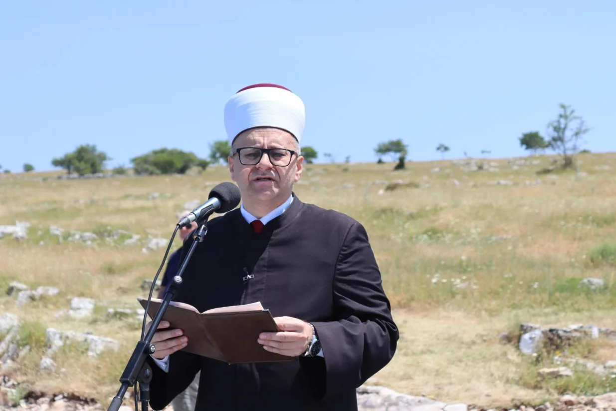 Salef ef. Dedović, muftija mostarski, kolektivna dženaza u Žuljima kraj Mostara/Mina