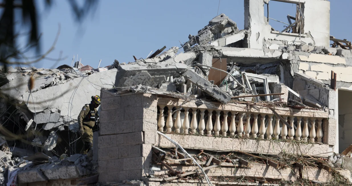 A rescue personnel works at an impact site following missile attack from Iran on Israel, in Rishon LeZion, Israel, June 14, 2025. REUTERS/Ronen Zvulun/Ronen Zvulun