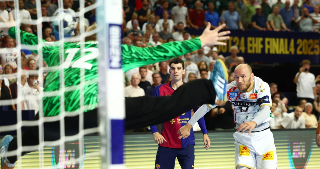 Handball - EHF Men's Handball Champions League - Semi Finals - Barcelona v SC Magdeburg - Lanxess Arena, Cologne, Germany - June 14, 2025 SC Magdeburg's Tim Hornke in action REUTERS/Leon Kuegeler