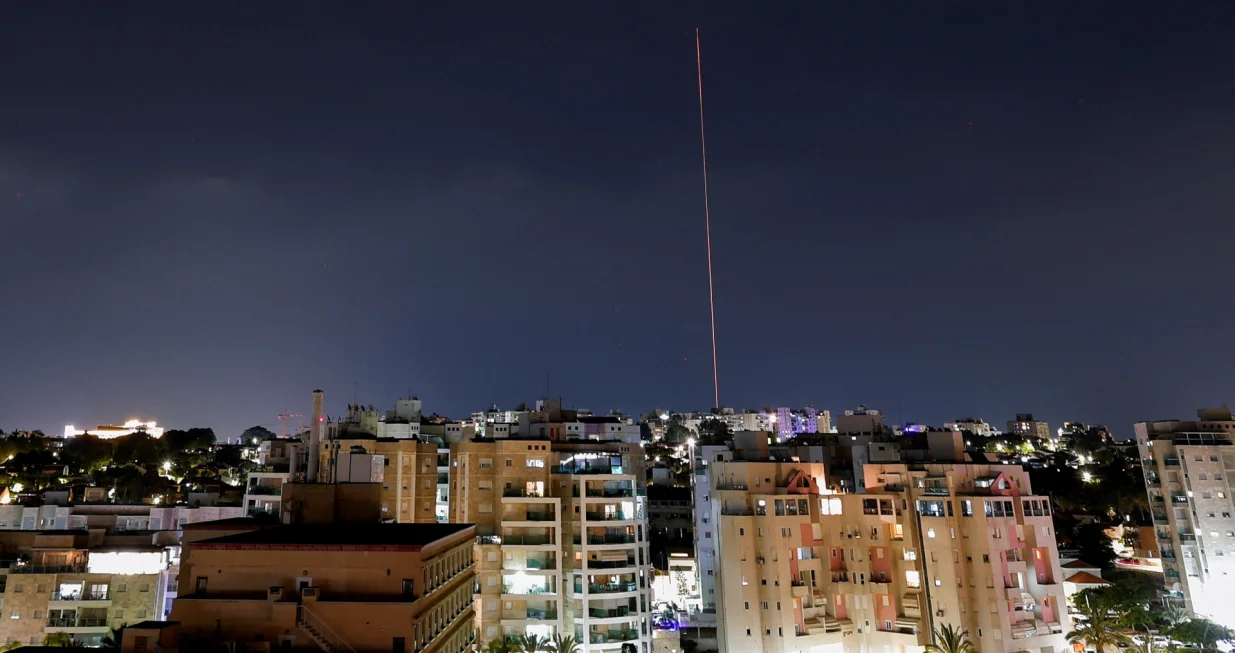 The interception of a missile, that the Israeli military said to have been fired from Yemen, is seen from the city of Ashkelon, Israel, June 3, 2025. REUTERS/Amir Cohen  TPX IMAGES OF THE DAY/Amir Cohen