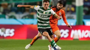 epa09637418 Sporting's Manuel Ugarte (L) in action against Boavista´s Ilija Vukotic (R) during the Portuguese first league soccer match between Sporting and Boavista, held at Alvalade stadium in Lisbon, Portugal, 11 December 2021. EPA/TIAGO PETINGA