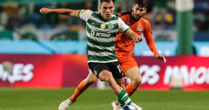 epa09637418 Sporting's Manuel Ugarte (L) in action against Boavista´s Ilija Vukotic (R) during the Portuguese first league soccer match between Sporting and Boavista, held at Alvalade stadium in Lisbon, Portugal, 11 December 2021. EPA/TIAGO PETINGA