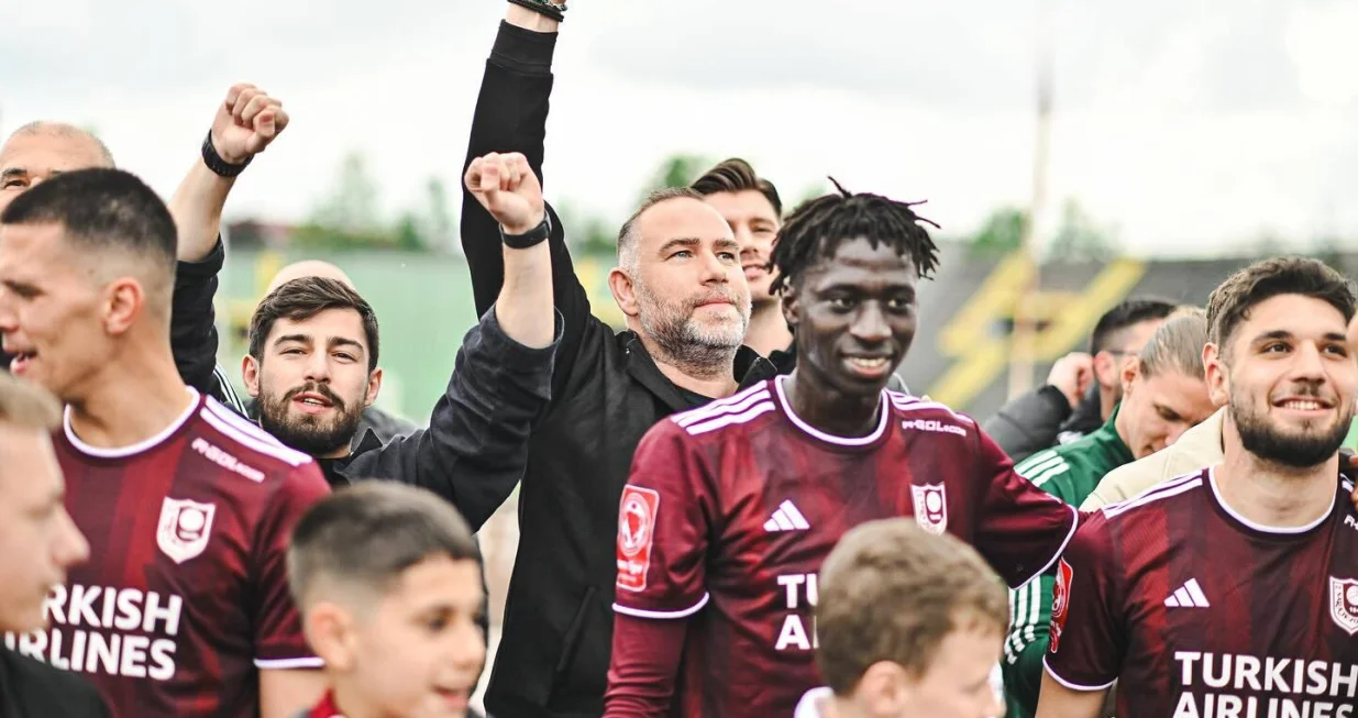 Ismir Mirvić sa igračima (FOTO: FK Sarajevo)