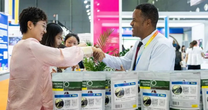 (250614) -- BEIJING, June 14, 2025 (Xinhua) -- An exhibitor (R) shakes hands with a visitor during the fourth China-Africa Economic and Trade Expo at Changsha International Convention and Exhibition Center in Changsha, central China&#039;s Hunan Province, June 13, 2025. (Xinhua/Chen Sihan)/Chen Sihan