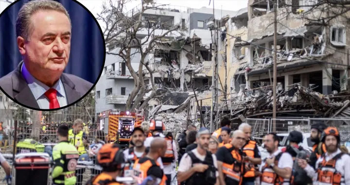 Israel Katz; Stanovnici čekaju vani dok izraelska civilna zaštita i vatrogasne brigade nastavljaju operacije traženja i spašavanja nakon iranskih napada u Tel Avivu u Izraelu//