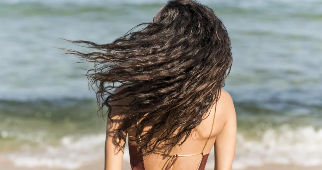 Zaštitite kosu od sunca kao profesionalac/Free Pik