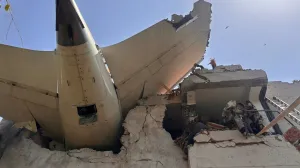 ISTANBUL (AA) - Vjeruje se da su poginuli svi putnici - njih 242 u avionu Air India, koji je u ДЌetvrtak pao u zapadnoj Indiji, a koji je letio za Veliku Britaniju, objavio je News18.Najmanje petero studenata je takoД'er poginulo, a nekoliko ih je povrijeД'eno kada je avion Air Indie pri padu udario u studentski dom medicinskog fakulteta u zapadnoj drЕѕavi Gujarat.Policija Ahmedabada potvrdila je da je 25 ljudi povrijeД'eno na zemlji. (Central Industrial Security Force - Anadolu Agency)/