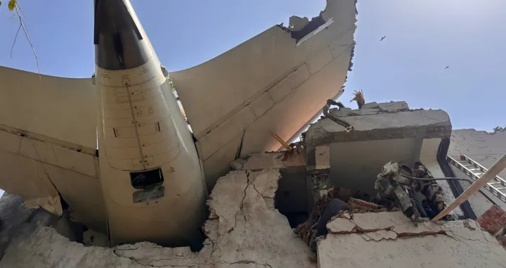 ISTANBUL (AA) - Vjeruje se da su poginuli svi putnici - njih 242 u avionu Air India, koji je u ДЌetvrtak pao u zapadnoj Indiji, a koji je letio za Veliku Britaniju, objavio je News18.Najmanje petero studenata je takoД'er poginulo, a nekoliko ih je povrijeД'eno kada je avion Air Indie pri padu udario u studentski dom medicinskog fakulteta u zapadnoj drЕѕavi Gujarat.Policija Ahmedabada potvrdila je da je 25 ljudi povrijeД'eno na zemlji. (Central Industrial Security Force - Anadolu Agency)/