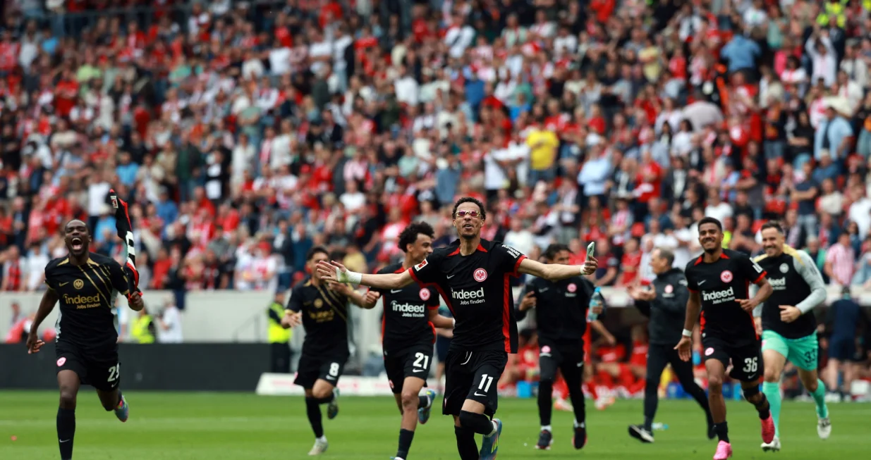 Soccer Football - Bundesliga - SC Freiburg v Eintracht Frankfurt - Europa Park Stadion, Freiburg, Germany - May 17, 2025 Eintracht Frankfurt's Hugo Ekitike and teammates celebrate after the match as Eintracht Frankfurt finish the Bundesliga season in third place to qualify for the Champions League REUTERS/Kai Pfaffenbach DFL REGULATIONS PROHIBIT ANY USE OF PHOTOGRAPHS AS IMAGE SEQUENCES AND/OR QUASI-VIDEO.