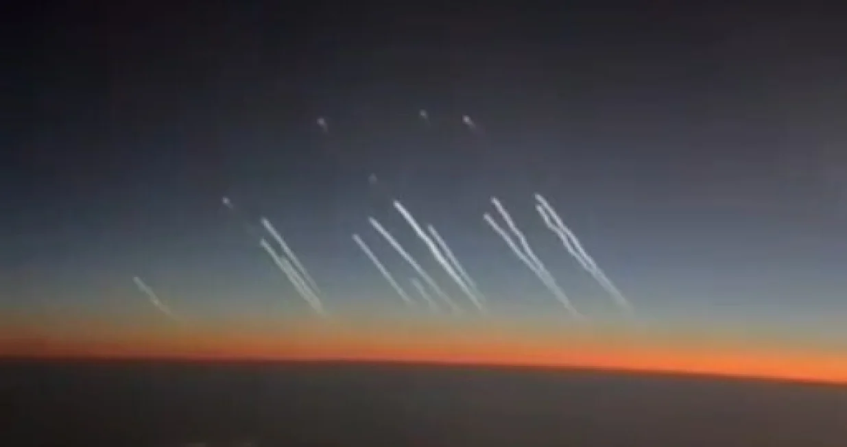 Iranske rakete, snimak iz aviona koji ide prema Dubaiju/Prtsc