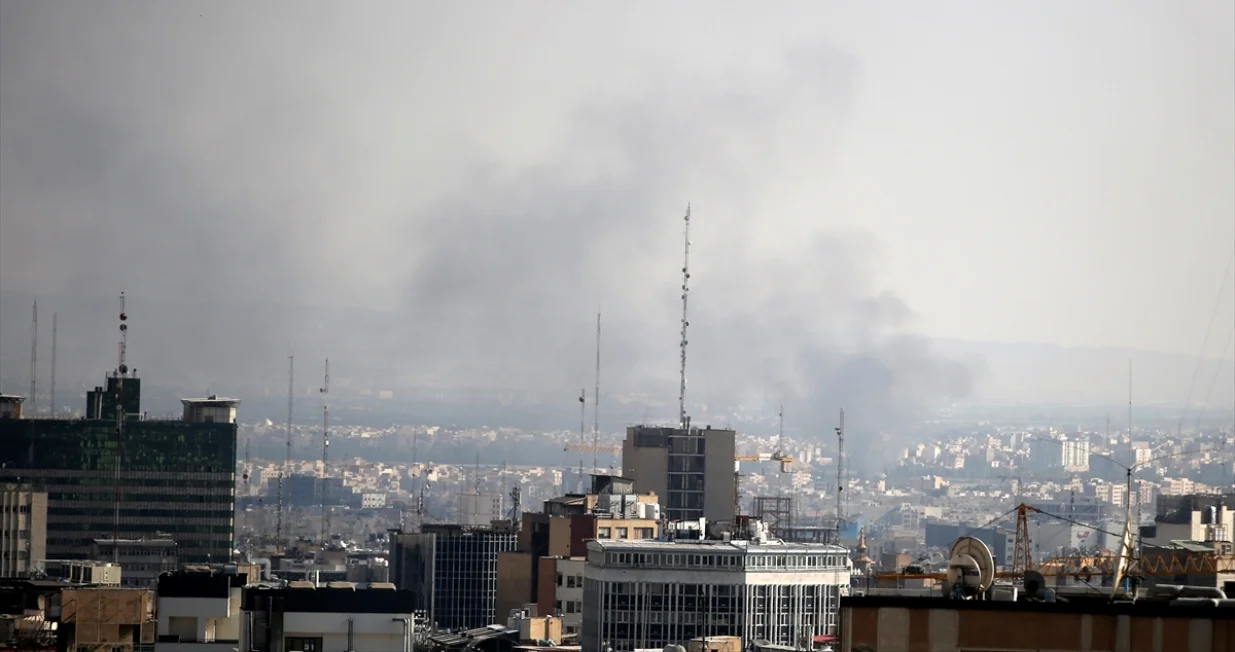 Dim iznad Teherana nakon novih izraelskih napada u nedjelju, 15. juna/Fatemeh Bahrami